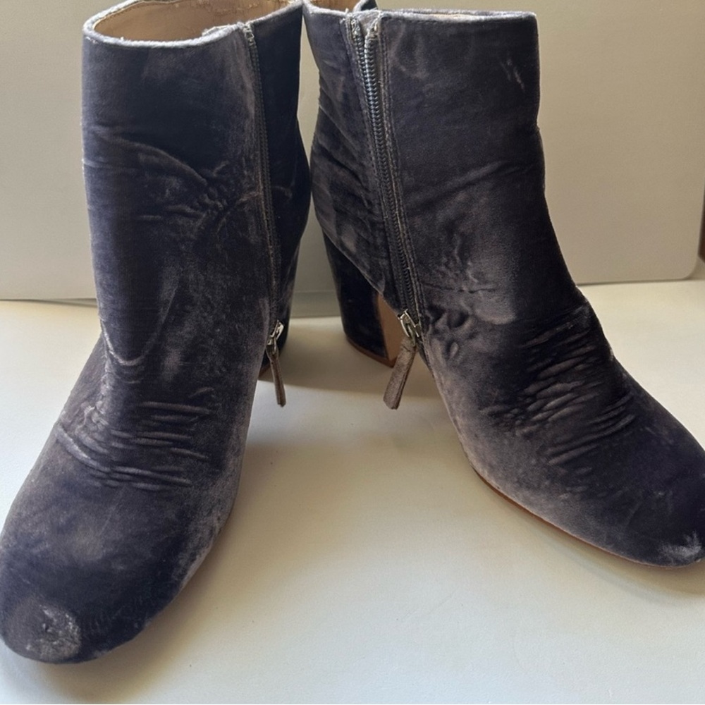 Zara Women's Gray Velvet Heels